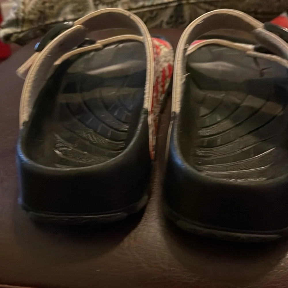 Birkis size 7 beautiful flower print slide on rubber sole. Pre owned great - Picture 4 of 9